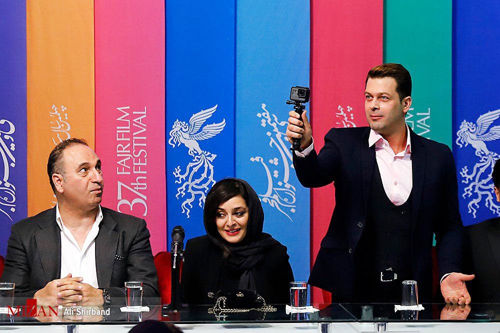 نگاه متعجب حمید فرخنژاد به سلفی گرفتن پژمان بازغی +عکس نگاه متعجب حمید فرخنژاد به سلفی گرفتن پژمان بازغی +عکس