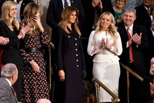 لباس متفاوت ملانیا در سخنرانی ترامپ +تصاویر