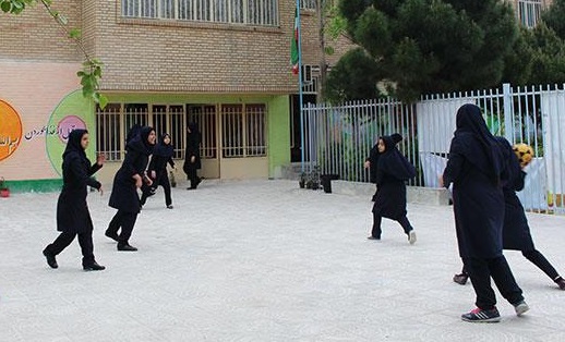 ورود جنجالی یک پسر به مدرسه دخترانه