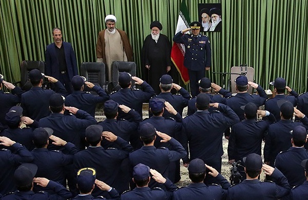 سلام نظامی به علم الهدی؛ دیداری با قصد لوث کردن دیدار تاریخی همافران با امام یا اتفاقی معمولی؟