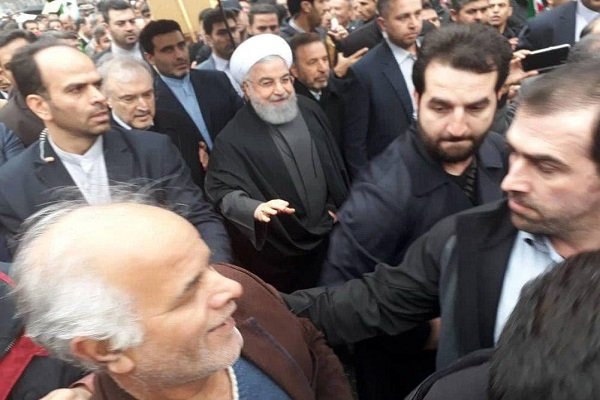 روحانی به جمع راهپیمایان تهرانی پیوست