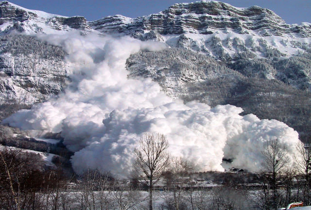 جزییات سقوط بهمن در جاده هراز