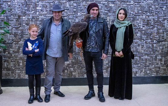 حضور رضا یزدانی با عقاب در اکران یک فیلم+عکس