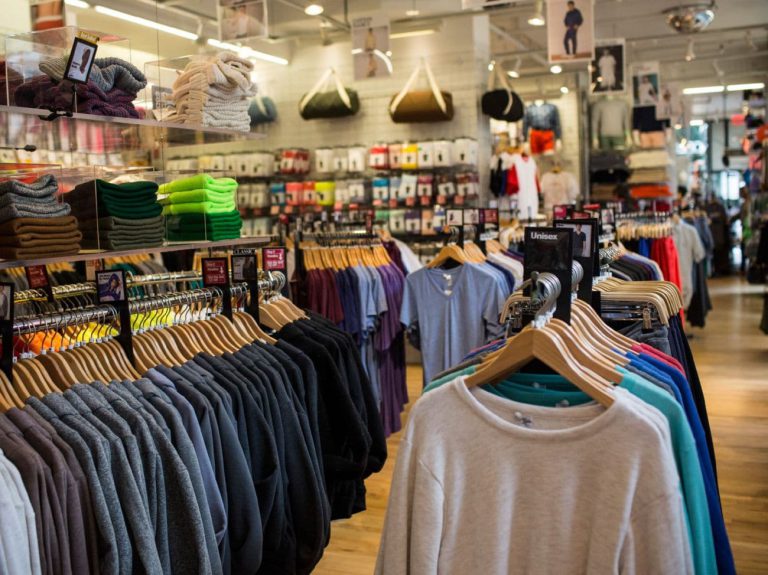 ۹۸ درصد پوشاک وارداتی، قاچاق است/ برخی از تولیدکنندگان برای فروش بیشتر از اسم برند‌های خارجی استفاده می‌کنند