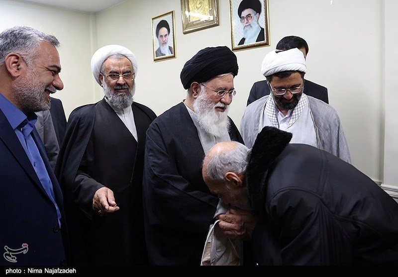 ماجرای دست‌بوسی‌هایی که حاشیه‌ساز شدند/ واکنش جالب آیت الله جوادی آملی