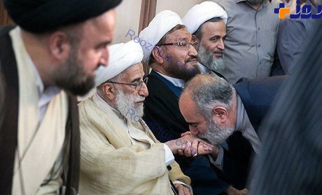 ماجرای دست‌بوسی‌هایی که حاشیه‌ساز شدند/ واکنش جالب آیت الله جوادی آملی