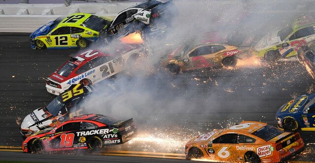 تصادف زنجیره&zwnj;ای در مسابقات ناسکار +فیلم