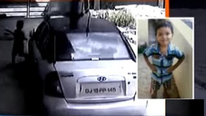 کودک ۲۰ ماهه زیر چرخهای خودرو پدرش لِه شد کودک ۲۰ ماهه زیر چرخهای خودرو پدرش لِه شد