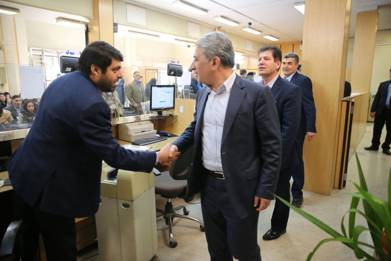 بازدید سرزده مدیرعامل بانک ملّی ایران از شعب رباط کریم و نسیم شهر