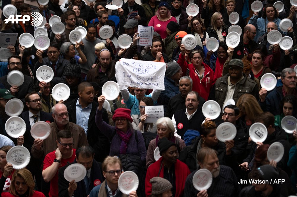 کارمندان بشقاب به دست مقابل کنگره آمریکا