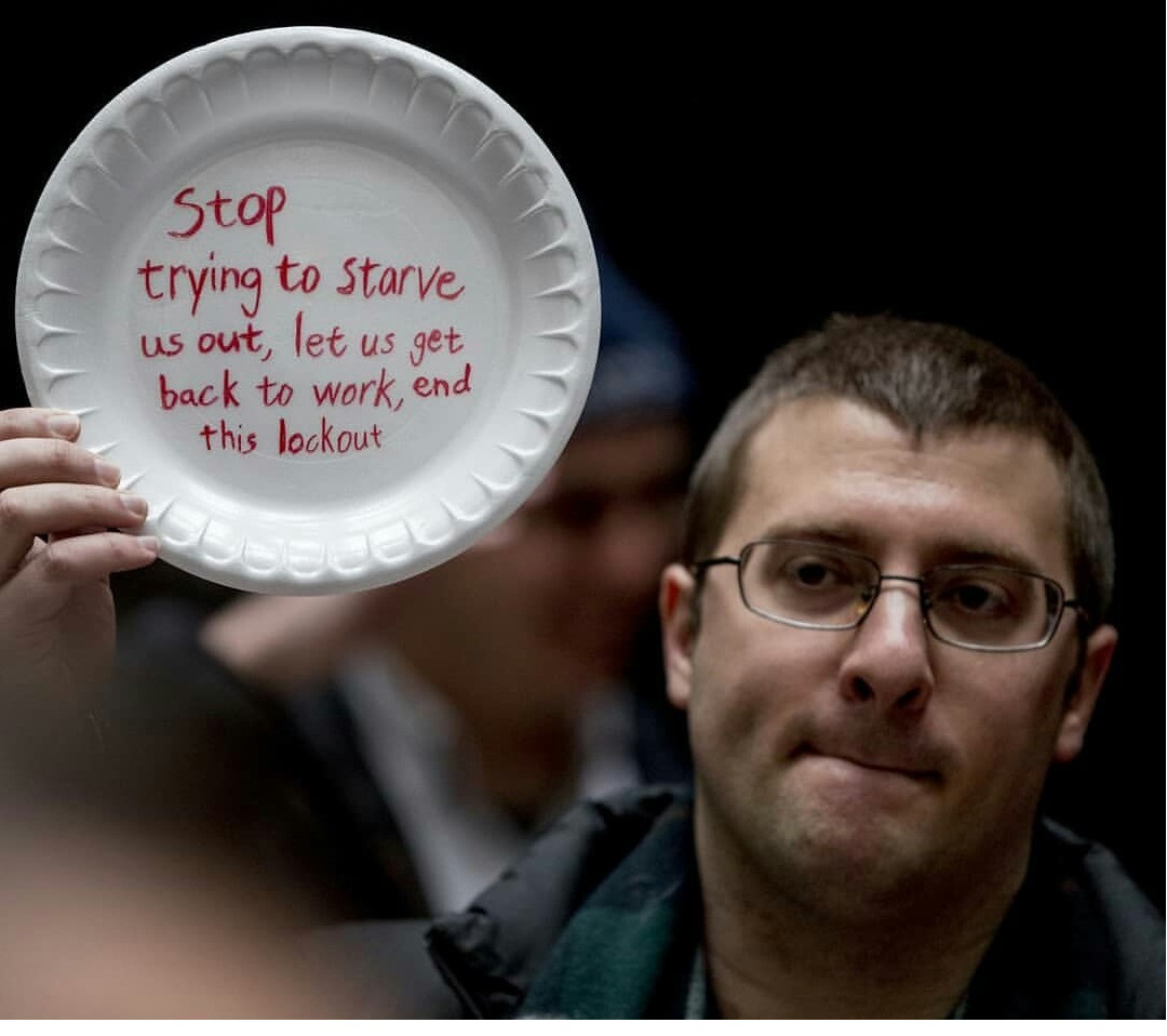 کارمندان بشقاب به دست مقابل کنگره آمریکا