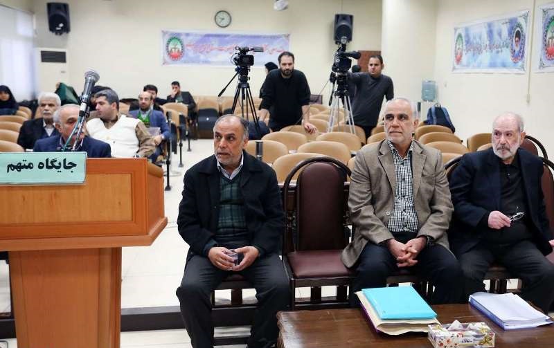 چهارمین جلسه رسیدگی به پرونده بانک سرمایه/ متهم: هدایتی را در شهرداری ممنوعالمعامله کرده بودیم/ بچههای انقلاب هستیم/ قاضی: انقلابی هستید و بدون تخصص امضا میکردید؟ چهارمین جلسه رسیدگی به پرونده بانک سرمایه/ متهم: هدایتی را در شهرداری ممنوعالمعامله کرده بودیم/ بچههای انقلاب هستیم/ قاضی: انقلابی هستید و بدون تخصص امضا میکردید؟