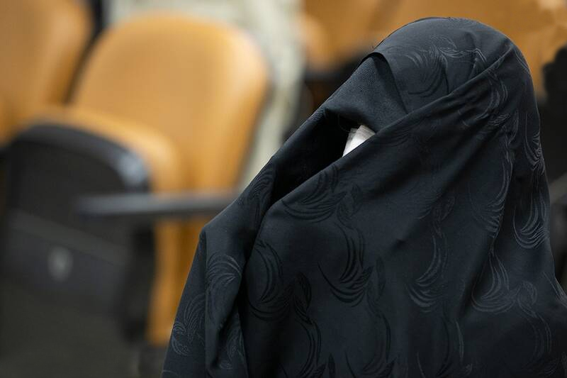 پوشش عجیب یک خانم در دادگاه حسین هدایتی +عکس