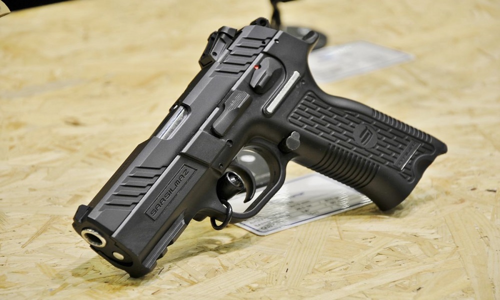 کشف اسلحه از خواننده زیرزمینی کشف اسلحه از خواننده زیرزمینی