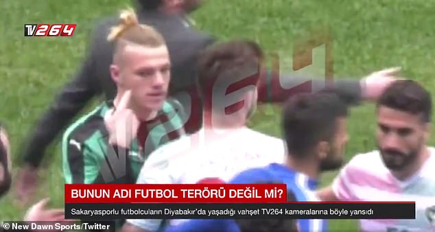 تیغ کشی در ترکیه؛ وسط زمین بین بازیکنان! +عکس