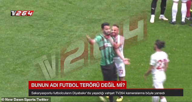 تیغ کشی در ترکیه؛ وسط زمین بین بازیکنان! +عکس