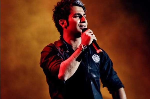 بعد از ممنوع‌الکاری‌ام وارونه گرفتن میکروفون مُد شد/ سخت‌گیری‌های صداوسیما تاثیر خوبی روی خوانندگان پاپ قدیم داشت