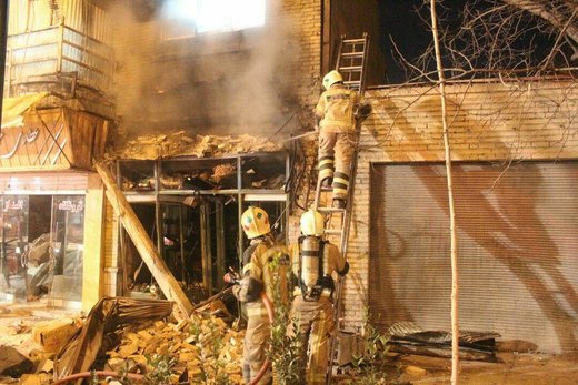 آتش سوزی در انبار اسباببازی بازار تهران آتش سوزی در انبار اسباببازی بازار تهران