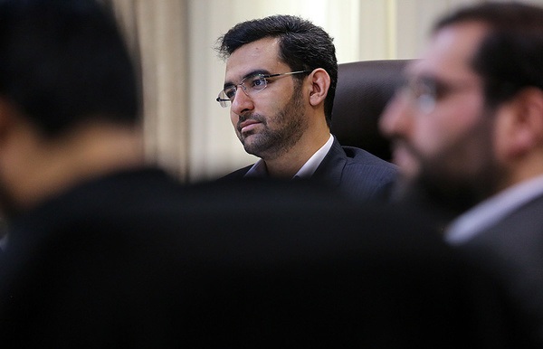 ستاره مربع‌ها برای خدمت هستند، نه برای خالی‌کردن جیب مردم