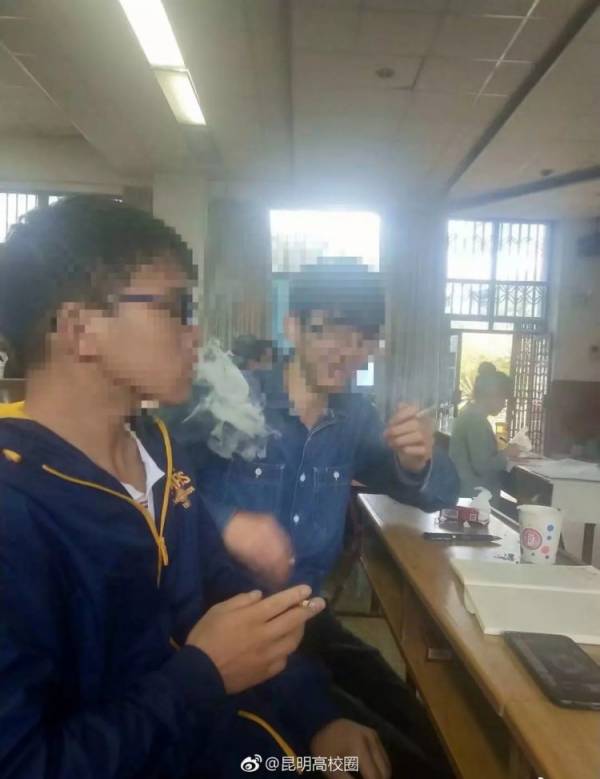 دانشجویانی که در کلاس می‌توانند سیگار بکشند! + تصاویر