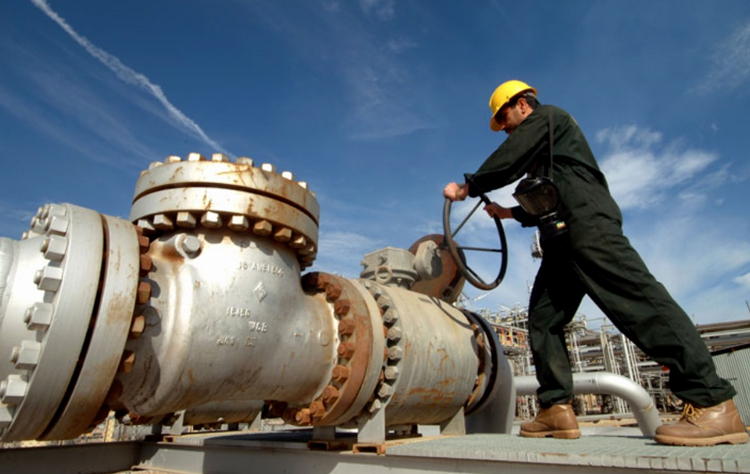 سود خالص ۳۴.۷ میلیارد دلاری ایران از درآمد&zwnj;های نفتی طی هفت ماه ابتدای سال/ هزینه سالانه تولید نفت چقدر است؟