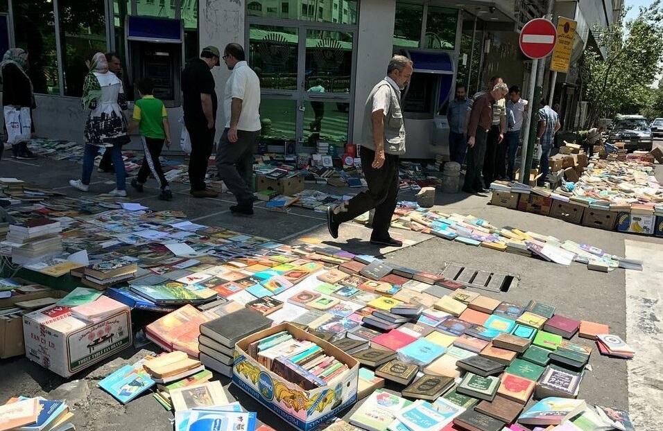 تعیین مکان‌هایی برای دستفروشان کتاب خیابان انقلاب