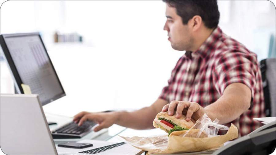 هشدار! پشت میز کارتان ناهار نخورید