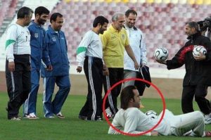 توضیح احمدی نژاد در مورد عکس پرحاشیه «علی کریمی» توضیح احمدی نژاد در مورد عکس پرحاشیه «علی کریمی»