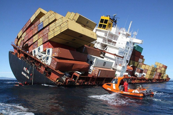 یک کشتی تجاری پای اسکله بندر شهید رجایی غرق شد/ یک نفر مصدوم شد