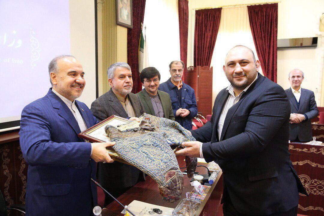 شلوار تختی به موزه ورزش رفت