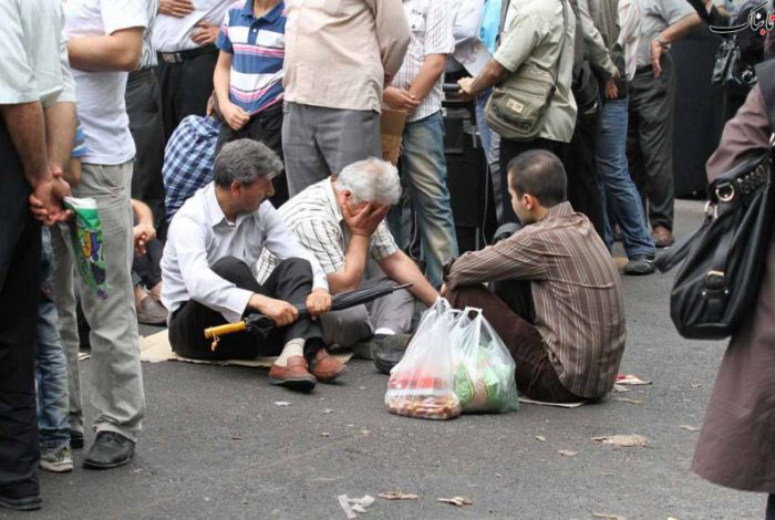 برخی مسئولان در حال اجرای سناریوی فروپاشی اقتصادی کشور هستند! / ۷۰ درصد کالاهای اساسی هیچگاه دست مردم نرسید برخی مسئولان در حال اجرای سناریوی فروپاشی اقتصادی کشور هستند! / ۷۰ درصد کالاهای اساسی هیچگاه دست مردم نرسید