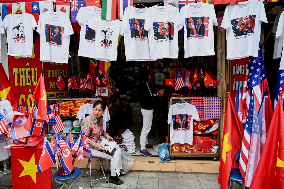 فروش تی‌شرت‌هایی با تصویر کیم‌جونگ‌اون و ترامپ در شهر 