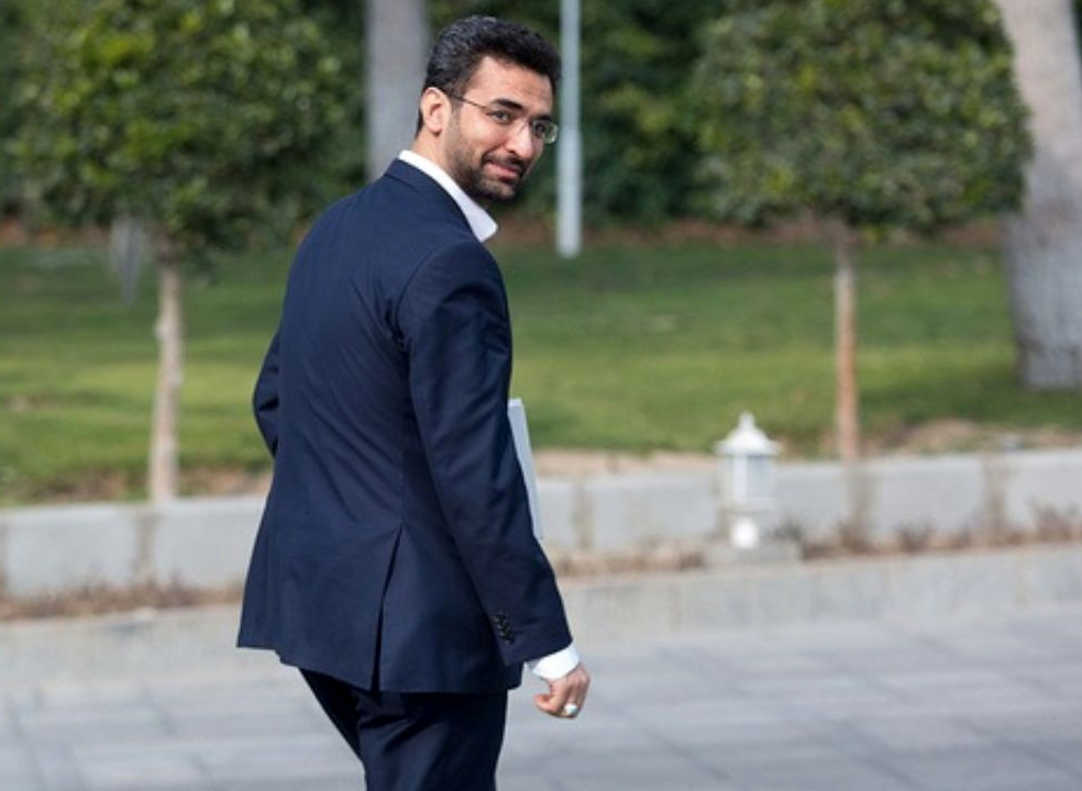 آذری جهرمی در دوراهی تلگرام/ آیا روحانی صدای وزیر جوان را می‌شنود