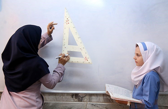 یک خانم در میان معلمان بازداشت شده/ امیدواریم در چارچوب قانون به حقوقشان برسند