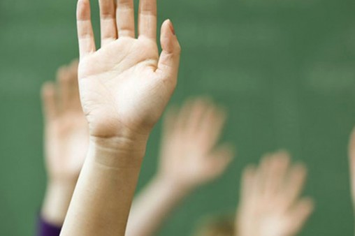 درخواست جمعی از والدین دانش آموزان برای جلوگیری از تعطیلی مدرسه/ مجبوریم سرمان را پایین بیندازیم، بگوییم از مدرسه معین آمده‌ایم