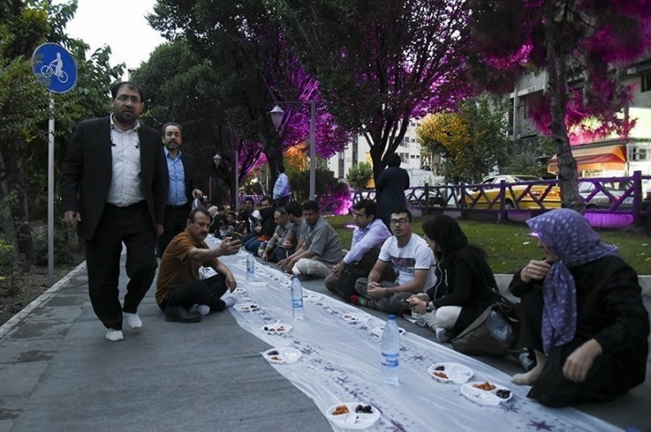سفره افطاری شهروندان تهرانی در بلوار کشاورز