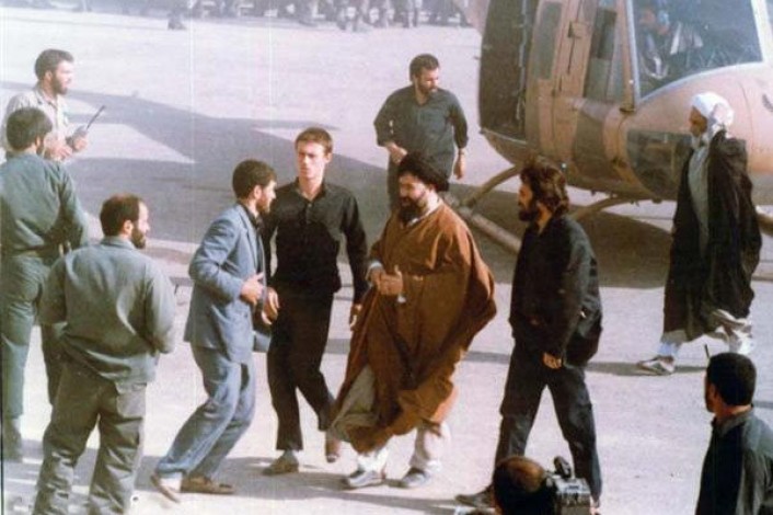 سیداحمد و سیدحسن خمینی در مراسم تشییع امام