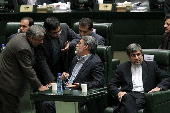 بعضی وزرا با نمایندگان پرتوقع مجلس معامله می‌کنند/ مردم شاهد فساد در دستگاه‌ قضایی هستند