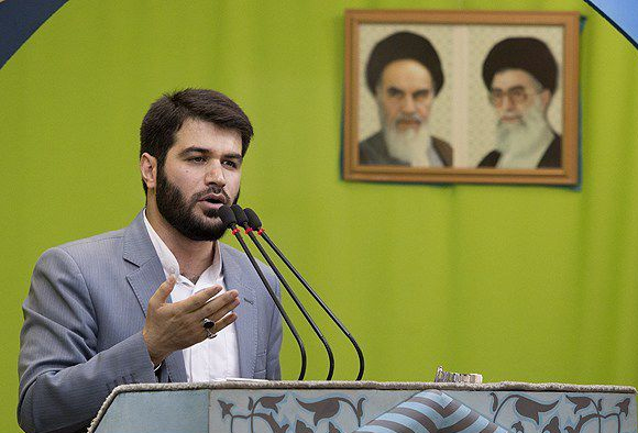 شعرخوانی میثم مطیعی در مراسم نماز عیدفطر/ ۴بیت تعریض به قوه قضاییه و ۱۵ بیت علیه دولت