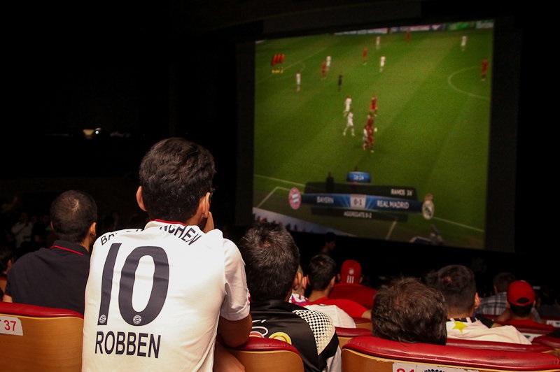 خدمات متنوع به هوادارن فوتبال در برج میلاد از کارشناسی زنده فوتبال تا اهدای پرچم/ قیمتها ارزان تر شد