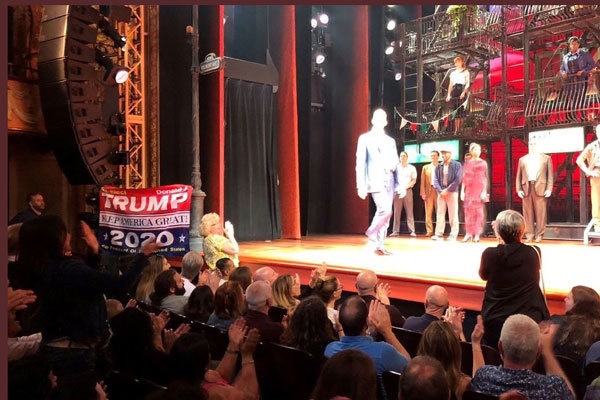 وقتی هوادار ترامپ نمایش رابرت دنیرو را به هم ریخت