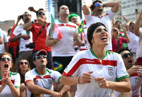 جمع‌آوری پرچم جعلی ایران در جام‌جهانی/ تذکر پلیس به تماشاگران خاطی