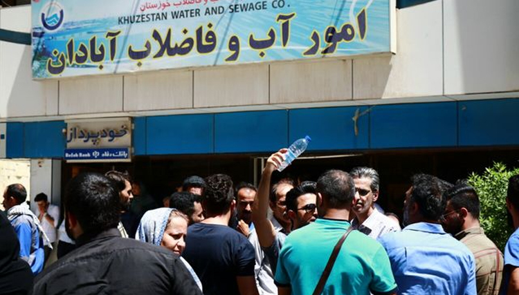 نمی‌توانیم به مردم بگوییم آب شور را تحمل کنید/ وزرا و مسئولین به جای پاسخگویی زبان‌بازی می‌کنند/ فرماندار آبادان در هیچ‌زمینه‌ای پاسخگو نیست/ مردم به دلیل نبود آب سالم جان می‌دهند