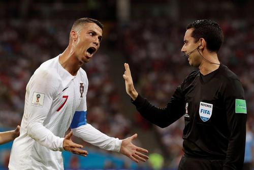 اعتراض کریس رونالدو به داور بازی پرتغال با اروگوئه