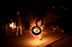 اعتراض یک مرد به قطعی برق در ژوهانسبورگ