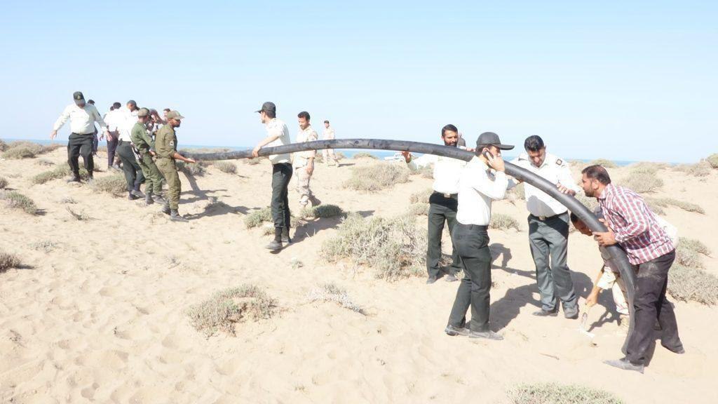 انهدام خط لوله 500 متری انتقال سوخت قاچاق در سیریک هرمزگان انهدام خط لوله 500 متری انتقال سوخت قاچاق در سیریک هرمزگان