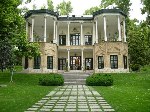 برگزاری شوی لباس،کاخ نیاوران را تبدیل به جمعه بازار فانتزی کرده است برگزاری شوی لباس،کاخ نیاوران را تبدیل به جمعه بازار فانتزی کرده است