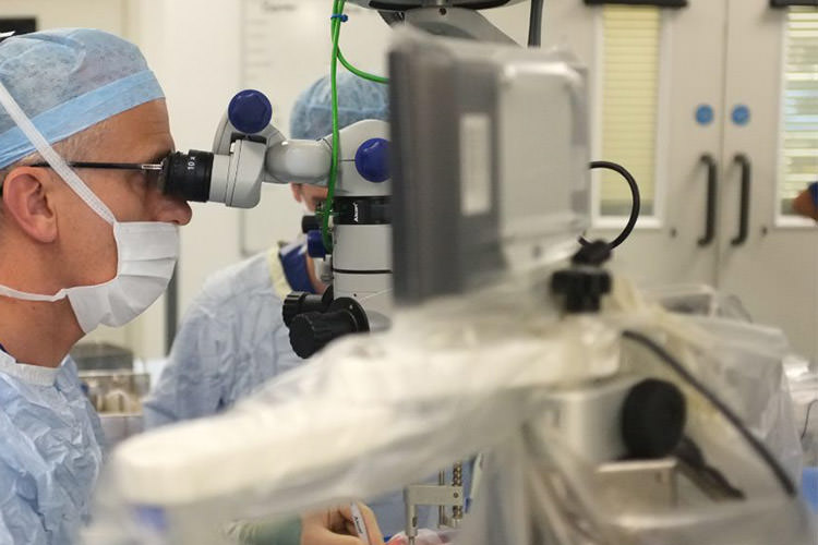 نخستین عمل رباتیک چشم انسان