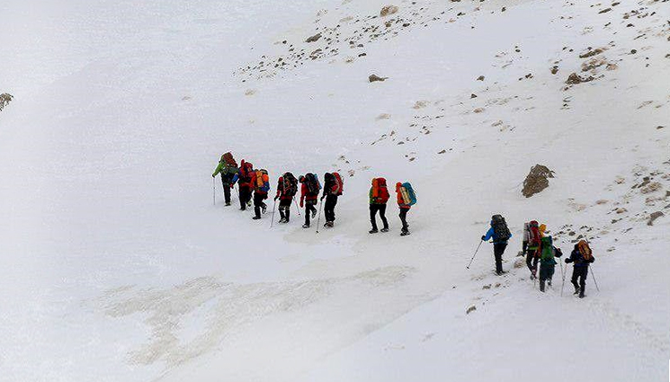 دستمزد نیروهای بومی را نمی‌دهند/ مگر همین نیروها ناجی مسئولان در باتلاق حادثه نبودند؟