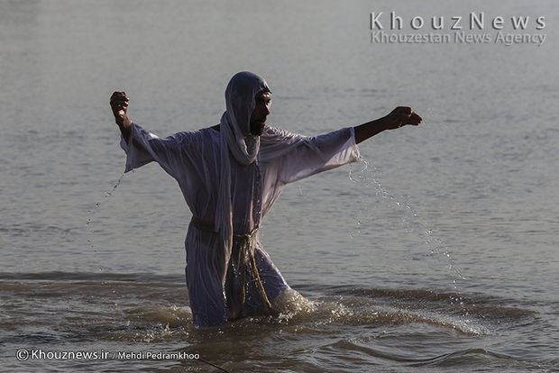 غسل تعمید مندائیان در رودخانه کارون اهواز+ عکس